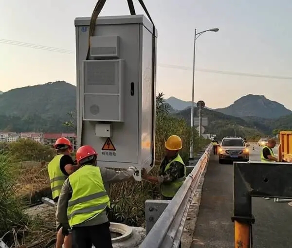 遠距離供電設(shè)備安裝現(xiàn)場